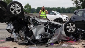 Um investigador SQ tira fotos de um acidente de carro em Longueuil - junho de 2015. (Charles Contant / CBC) 