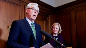 A primeira-ministra de Alberta Rachel Notley e o primeiro-ministro de Manitoba Greg Selinger anunciaram na sexta-feira em Winnipeg que daqui para frente ambas as províncias estarão a colaborar na questão das alterações climáticas e estratégias de energias renováveis. (Bert Savard / CBC)