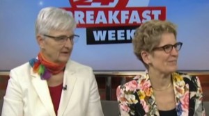 A primeira-ministra Kathleen Wynne e o seu cônjuge Jane Rounthwaite sentam-se com a CP24 para discutir a importância das celebrações anuais do orgulho em Toronto
