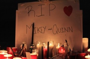 Dezenas de pessoas juntaram-se em Chinatown na noite de sábado para homenagear as memórias de Quinn Taylor, 29, e David Michael Eminess, 26