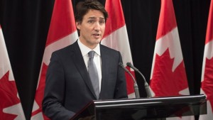 O primeiro-ministro canadiano Justin Trudeau, à esquerda, abraça a ex-presidente de Mississauga Hazel McCallion, durante a participação na 27ª Gala Anual Dragon Ball, em celebração do Ano Novo Chinês, em Toronto - 6 de fevereiro de 2016. (The Canadian Press / Michelle Siu )