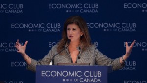 Rona Ambrose, líder da oposição oficial e líder interino do Partido Conservador do Canadá, aborda o Clube Económico do Canadá em Otava na segunda-feira, 21 de março de 2016. (Sean Kilpatrick/The Canadian Press)