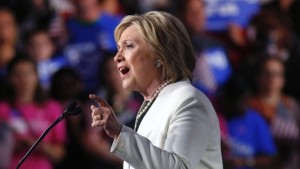 A candidata presidencial democrata Hillary Clinton discursa para partidários no comício de eleição da Super Terça-Feira em Miami - 1 de março de 2016. (AP / Gerald Herbert)