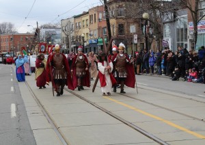 Ator encarna a personagem de Jesus Cristo a carregar a cruz. LA/CMC