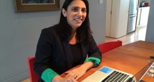 Indira Stewart, uma advogada criminal em Toronto, diz que é incrível que, dado os desafios que as mulheres enfrentam, ainda haja mulheres no direito penal. (Maureen Brosnahan/CBC)