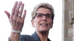  A primeira-ministra do Ontário Kathleen Wynne fala aos repórteres quando chega ao encontro de Primeiros-Ministros no Museu da Natureza Canadiano, em Otava - 23 de novembro de 2015. The Canadian Press/Sean Kilpatrick