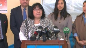 O CEO da Goodwill Industries de Toronto Keiko Nakamura fala com os repórteres na segunda-feira