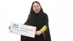 Zhe Wang recebe o prémio de 64 milhões de dólares.14 de março de 2016. OLG/Divulgação