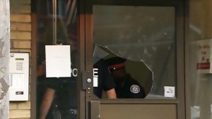 A Unidade de Investigações Especiais do Ontário investiga a morte de um homem no bairro Eglinton West da cidade em 5 de julho de 2015