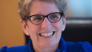 A primeira-ministra do Ontário Kathleen Wynne diz que o público precisa saber quem está a doar, quanto, e para que partido político. (Jonathan Hayward/Canadian Press)