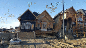 Várias casas que foram danificadas por ventos fortes em Brampton na quinta-feira são mostradas nesta foto postada no Twitter pela Polícia Regional de Peel.