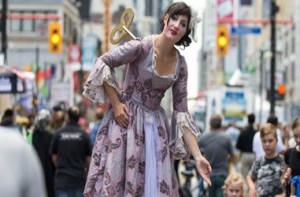 Kate Mior, um mímico de Toronto participa no seu festival de artistas de rua. Um evento semelhante está definido para chegar a Windsor (David Donnelly / CBC)