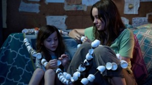 Nesta imagem divulgada pela A24 Films, Brie Larson, à direita, como Ma e Jacob Tremblay como Jack aparecem numa cena do filme Room. (George Kraychik/A24 Films)