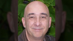 Darren Padilla, 47, anteriormente conhecido como Darren Laite, era procurado por duas acusações de posse de pornografia infantil e acesso a pornografia infantil. (Serviço de Polícia de Toronto)