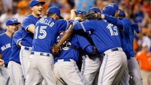 Os membros dos Toronto Blue Jays comemoram depois de vencer o primeiro jogo de basebol num confronto duplo contra os Baltimore Orioles, em Baltimore - 30 de setembro de 2015. (AP/Patrick Semansky)