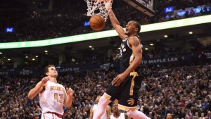 Os Toronto Raptors venceram os Atlanta Hawks no jogo de basquetebol da NBA disputado em Toronto – 30 de março de 2016. (The Canadian Press/Frank Gunn)