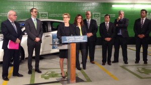 A primeira ministra Kathleen Wynne fala sobre os incentivos do Ontário para as pessoas que compram carros elétricos - 10 de fevereiro de 2016. CityNews /George Joseph