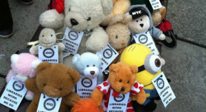 Os trabalhadores de biblioteca estão a planear realizar um "Teddy Bear Picket", no dia 30 de abril de 2016. O sindicato CUPE 4948 divulgou esta foto antes do evento