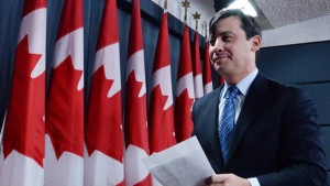 O deputado federal Michael Chong realiza uma conferência de imprensa no National Press Theatre em Otava, em 3 de dezembro de 2013. THE CANADIAN PRESS/Sean Kilpatrick