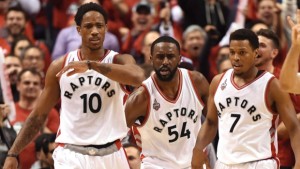DeMar DeRozan dos Toronto Raptors, à esquerda, liderou a sua equipa na vitória sobre os Indiana Pacers. (Frank Gunn/The Canadian Press)