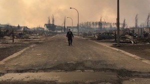 A polícia bloqueia a estrada devido ao espesso fumo proveniente do incêndio em Fort McMurray, Alberta - 6 de maio de 2016. (Jason Franson / The Canadian Press)