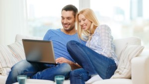 O número de famílias canadianas com dois pais que trabalham quase duplicou nos últimos quarenta anos, de acordo com novos números da Statistics Canada. (©Syda Productions / shutterstock.com)