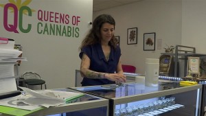 Tania Cyalume, coproprietária da Queens of Cannabis, na Bloor Street West, diz que a cidade está a tentar forçar os dispensários de marijuana medicinal a sair do negócio. (CBC)