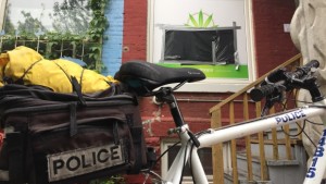 A polícia confirmou que eles estavam a executar mandados de busca em dispensários de marijuana na cidade (ontem). (Brian Carr / CP24)