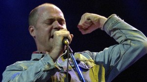 O cantor dos Tragically Hip, Gord Downie, durante a sua atuação no Music Without Borders Live em Toronto - 21 de outubro de 2001. (The Canadian Press / Aaron Harris)