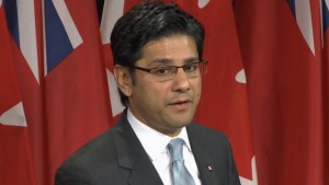 O líder da casa do governo Yasir Naqvi diz que a proposta de subsídio por voto será reduzida anualmente e revista pela província depois de cinco anos, para ver se ainda é necessário. (CBC)