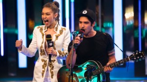Gigi Hadid e Tyler Posey dividem o palco durante os Much Music Video Awards, em Toronto, no domingo, 19 de junho de 2016. The Canadian Press / Chris Young