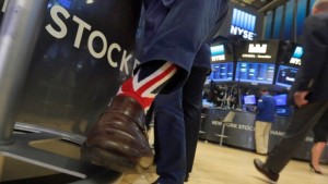 Um negociante usa meias Union Jack enquanto ele trabalha na New York Stock Exchange na sexta-feira, 24 de junho de 2016. (Richard de Drew / Associated Press)