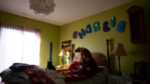 Charlie, de 9 anos, que nasceu como homem, mas se identifica como mulher, é visto no seu quarto em casa em Otava - 24 de março de 2015. (Sean Kilpatrick / The Canadian Press)