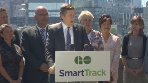 O presidente de Toronto John Tory e o ministro dos Transportes do Ontário Steven Del Duca anunciam quatro novas estações GO Transit no extremo leste. (CBC)