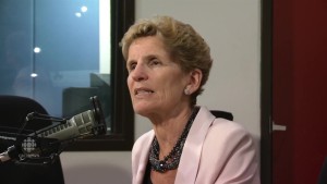 A primeira-ministra do Ontário Kathleen Wynne olha antes de fazer um anúncio das políticas para as alterações climáticas no Evergreen Brickworks, em Toronto, na quarta-feira, 8 de junho de 2016  (The Canadian Press/Mark Blinch)