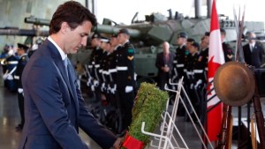 O primeiro-ministro canadiano Justin Trudeau com Charlotte Farther e seu irmão James, num restaurante, em Aylmer, Que. The Canadian Press / Adrian Wyld