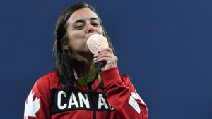 Meaghan Benfeito, do Canadá, comemora o bronze alcançado nos Jogos Olímpicos de verão de 2016, no Rio de Janeiro - 18 de agosto, 2016. (Sean Kilpatrick /The Canadian Press)