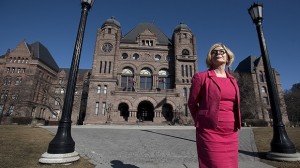 Cheri Di Novo, deputada provincial de longa data do NDP para Parkdale High Park, em frente ao Queens Park - 23 de fevereiro de 2016. (Fred Lum / The Globe and Mail)