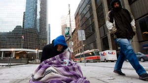 Uma pessoa sem-abrigo num dia de frio extremo na cidade de Toronto, nesta foto de arquivo. (The Canadian Press / Nathan Denette)