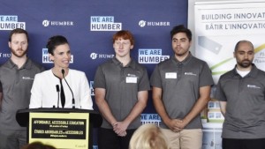 A ministra da Ciência Federal Kirsty Duncan, no pódio, anuncia o apoio federal para dois projetos de infraestrutura sustentáveis no Humber College, em Toronto. (Humber College)