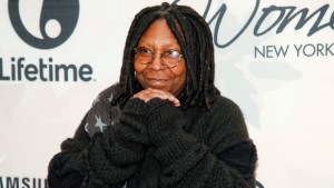 Whoopi Goldberg no Variety's Power of Women Luncheon no Cipriani Midtown, em Nova Iorque - 24 de abril de 2015. THE CANADIAN PRESS/AP/Photo by Andy Kropa/Invision/AP