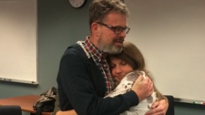 Kevin Garratt abraça Julia Garratt depois de regressar ao Canadá. (Sheppard Mullin Richter & Hampton LLP)