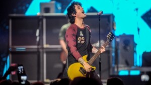 Billie Joe Armstrong, dos Green Day, atua no Festival de Música iHeartRadio no MGM Grand Arena, em Las Vegas. (Foto de arquivo de 21 de setembro de 2012, de Eric Reed / Invision / AP)