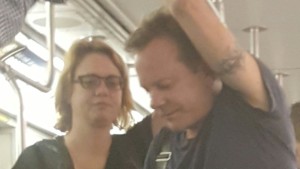 Ator Kiefer Sutherland apanhou um comboio do metro da TTC. (Cortesia de fotografia Safiah Chowdhury)