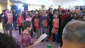 Os manifestantes reuniram-se na Câmara Municipal para exigir tarifas mais baixas na TTC para passageiros com baixos rendimentos