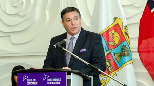 O ministro das Finanças do Ontário, Charles Sousa, anuncia um plano para construir um novo campus universitário em Brampton - 26 de outubro de 2016. FACEBOOK / Cidade de Brampton