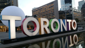 O sinal Toronto já sem o grafiti, depois de ter sido vandalizado durante a Nuit Blanche. 680 NEWS / Momin Qureshi