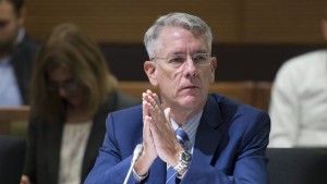 O Comissário da CRTC, Jean-Pierre Blais, aguarda para comparecer perante o Comité de Património da Câmara dos Comuns, em Otava - 20 de outubro de 2016. THE CANADIAN PRESS / Adrian Wyld