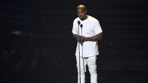 Kanye West aparece nos MTV Video Music Awards no Madison Square Garden - 28 de agosto de 2016, em Nova Iorque. (Foto de Charles Sykes / Invision / AP)