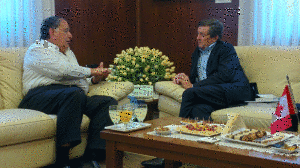 O presidente de Haifa, Yona Yahav, conversa com o presidente John Tory na terça-feira. (@ JohnTory)